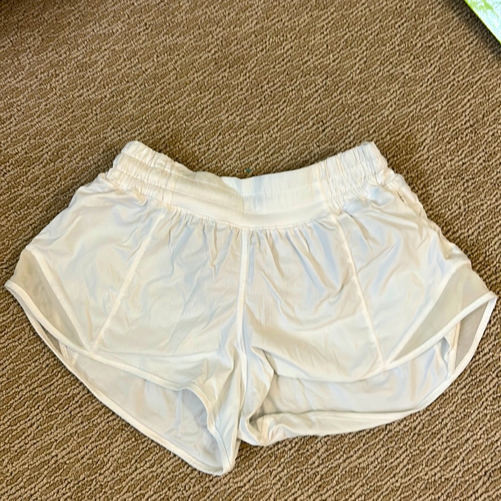 lululemon low rise hotty hot 2.5 white shorts